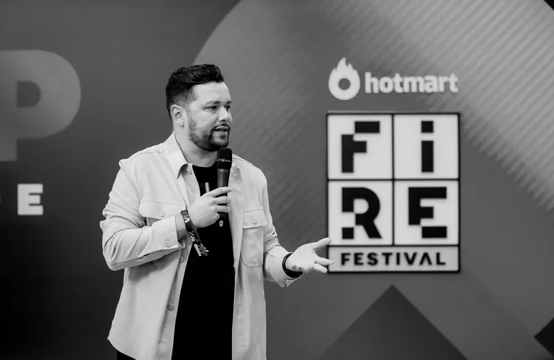 Juvenal Valentim palestrando no palco do Hotmart FIRE